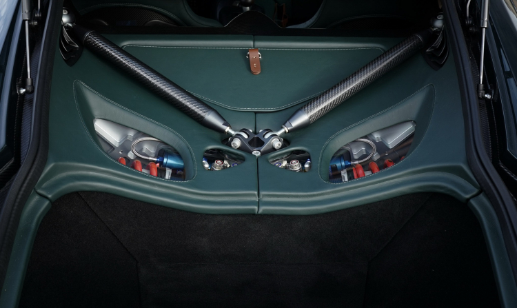 Siêu phẩm Aston Martin Victor có một không hai: Lắp số sàn cho động cơ V12
