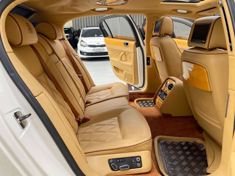 Qua thời hoàng kim, Bentley Flying Spur Speed rao bán ngang giá Mercedes-Benz E-Class