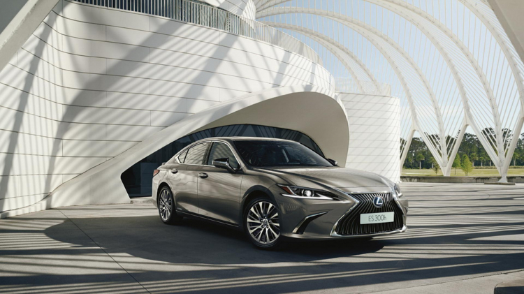 Lexus ES300h có thêm phiên bản Premium Edition ở Anh: hấp dẫn hơn ở trang bị an toàn