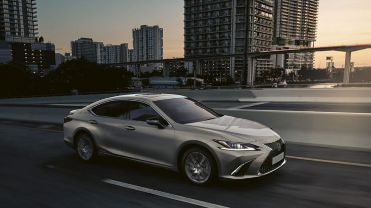 Lexus ES300h có thêm phiên bản Premium Edition ở Anh: hấp dẫn hơn ở trang bị an toàn