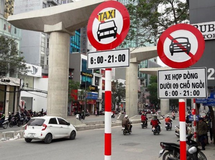 Hà Nội sẽ cắm lại biển cấm xe hợp đồng dưới 9 chỗ ở 10 tuyến phố