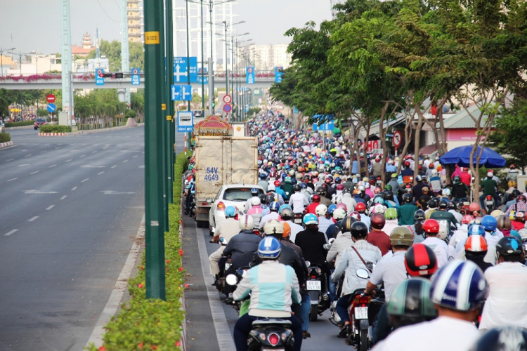 Người đi ô tô và xe máy không ưa nhau ở điểm nào?