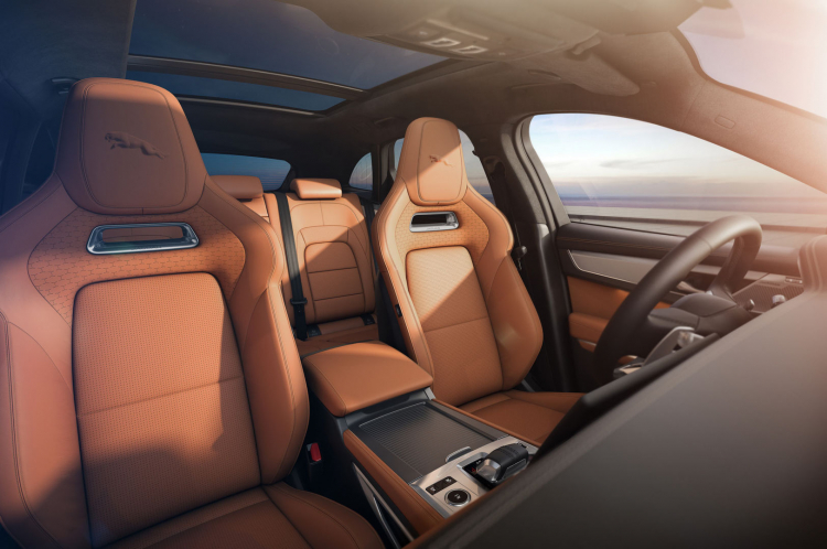 Jaguar F-Pace 2021 trình làng: lột xác ngoạn mục về thiết kế và công nghệ Jaguar F-Pace 2021 trình làng: lột xác ngoạn mục về thiết kế và công nghệ
