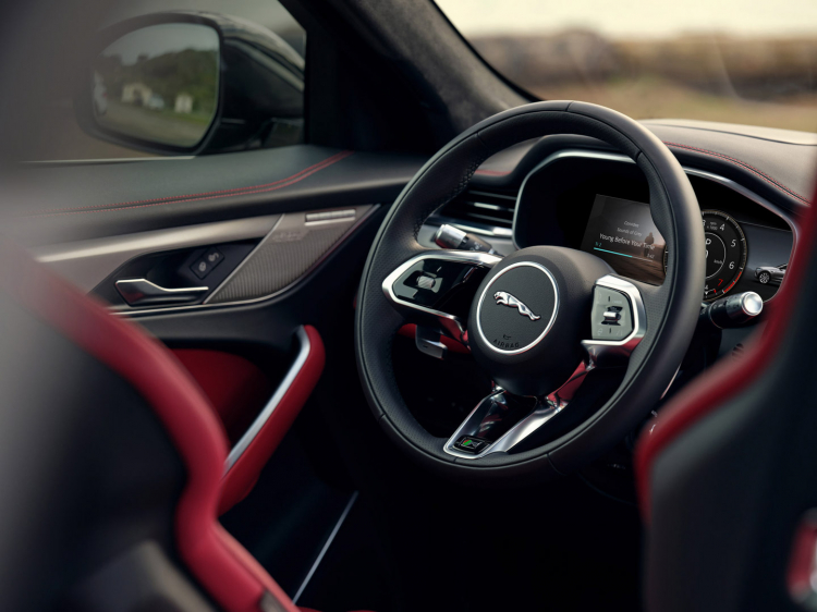 Jaguar F-Pace 2021 trình làng: lột xác ngoạn mục về thiết kế và công nghệ Jaguar F-Pace 2021 trình làng: lột xác ngoạn mục về thiết kế và công nghệ