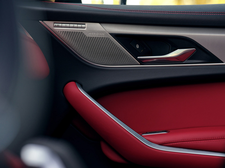 Jaguar F-Pace 2021 trình làng: lột xác ngoạn mục về thiết kế và công nghệ Jaguar F-Pace 2021 trình làng: lột xác ngoạn mục về thiết kế và công nghệ
