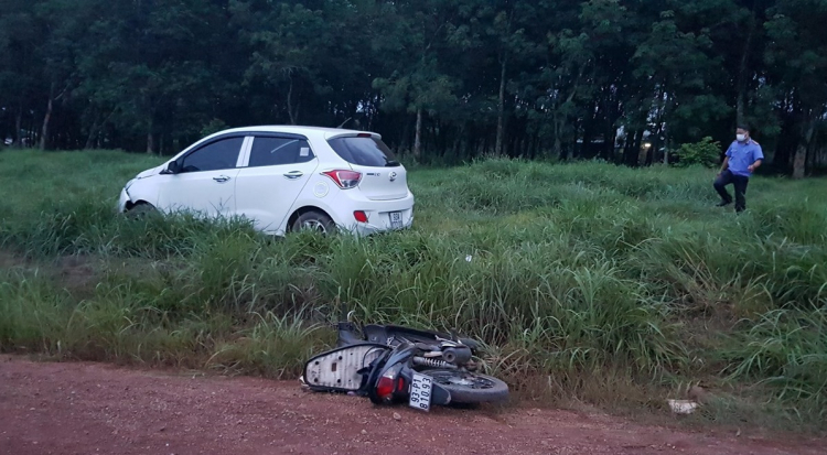 Bình Phước: Ôtô đâm vào xe máy khiến ba cha con bị thương vong