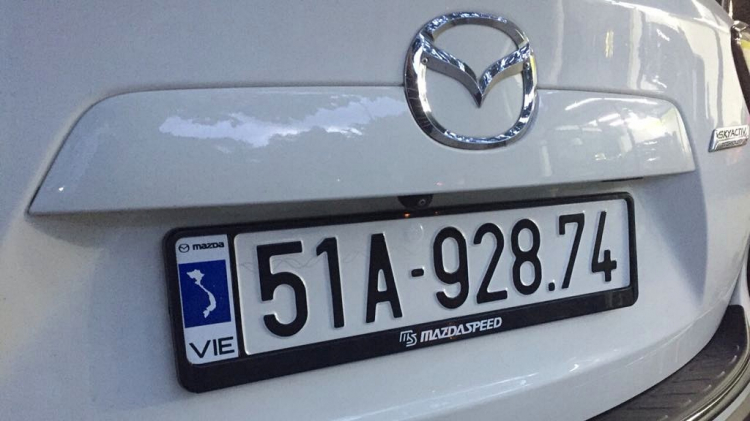 Hỏi về khung biển số có logo với tên hãng Mazda