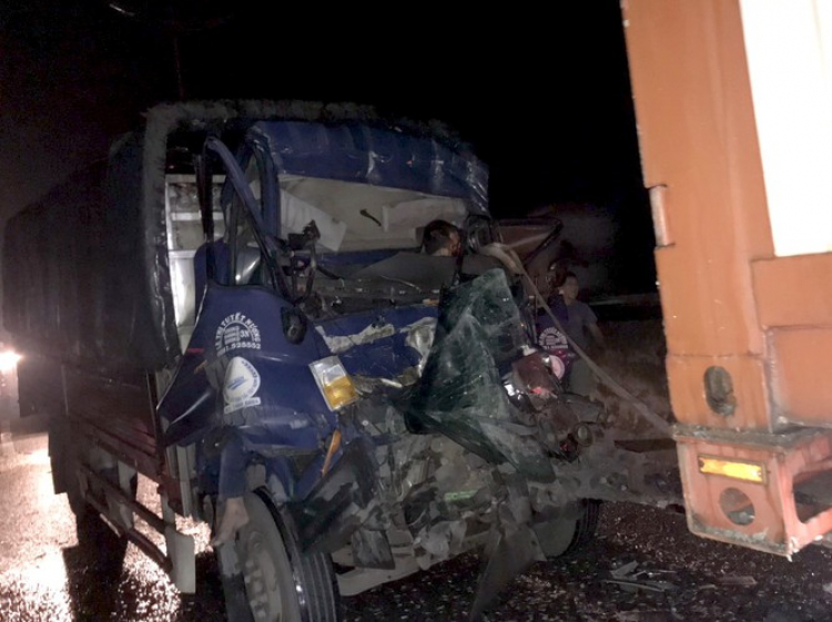 Xe tải tông xe đầu kéo trên cao tốc TP HCM – Trung Lương, 2 người tử vong