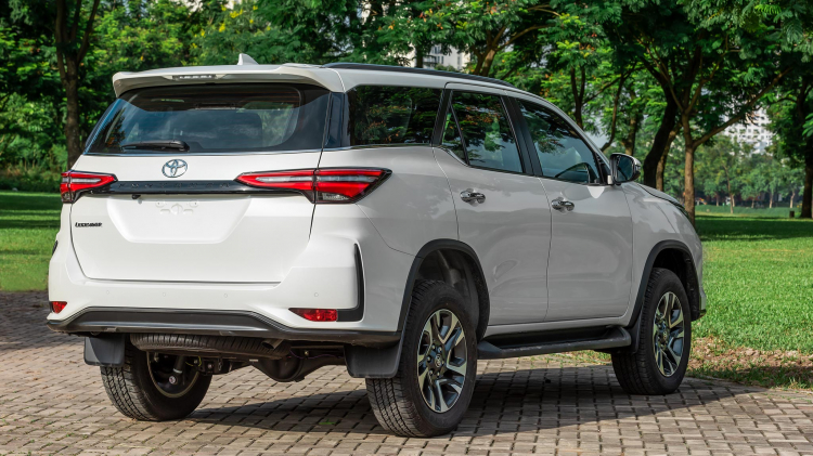 So sánh Toyota Fortuner 2021 và Hyundai SantaFe: chọn SUV Nhật hay CUV Hàn khi chênh 189 triệu?