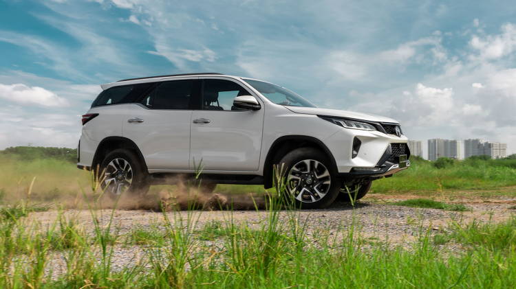 So sánh Toyota Fortuner 2021 và Hyundai SantaFe: chọn SUV Nhật hay CUV Hàn khi chênh 189 triệu?