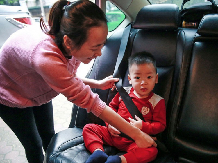 Bộ Công an đề xuất cấm trẻ dưới 12 tuổi ngồi ghế trước ô tô Bộ Công an đề xuất cấm trẻ dưới 12 tuổi ngồi ghế trước ô tô