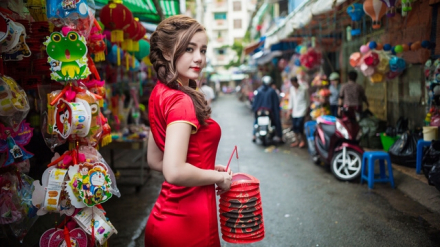 thieu-nu-ben-tre-noi-bat-hut-moi-anh-nhin-giua-pho-long-den.jpg