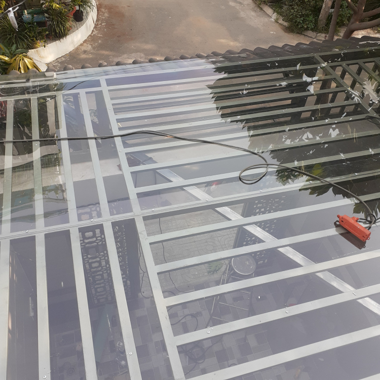 Kính cường lực giếng trời bể? Kính cường lực giếng trời bể?