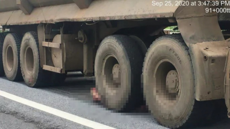 "Văng" ra khỏi xe bán tải, bị xe đầu kéo tông tử vong trên cao tốc Nội Bài - Lào Cai