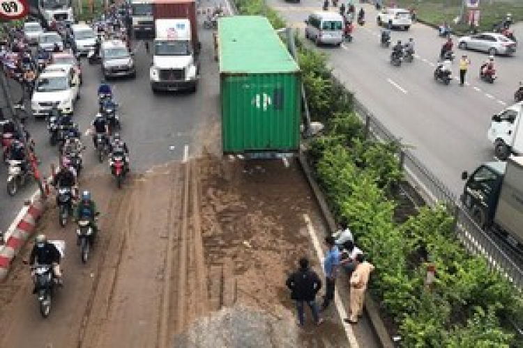 Hai xe container va chạm gây ùn tắc giao thông kéo dài 5 km trên Quốc lộ 1A