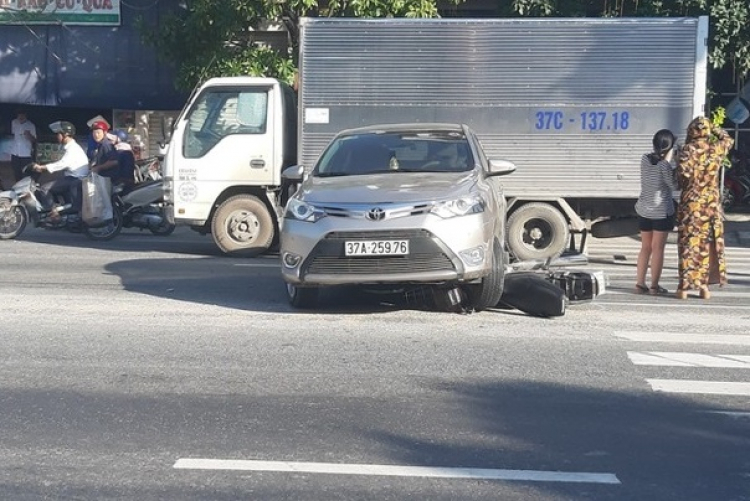 Tai nạn giao thông chiều 26/9: Xe 4 chỗ và xe máy 'găm' vào nhau, một phụ nữ bị thương nặng