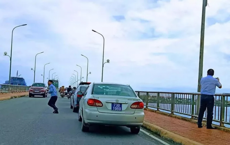 Đoàn ôtô biển số xanh vô tư dừng trên cầu để người trên xe xuống... chụp hình!