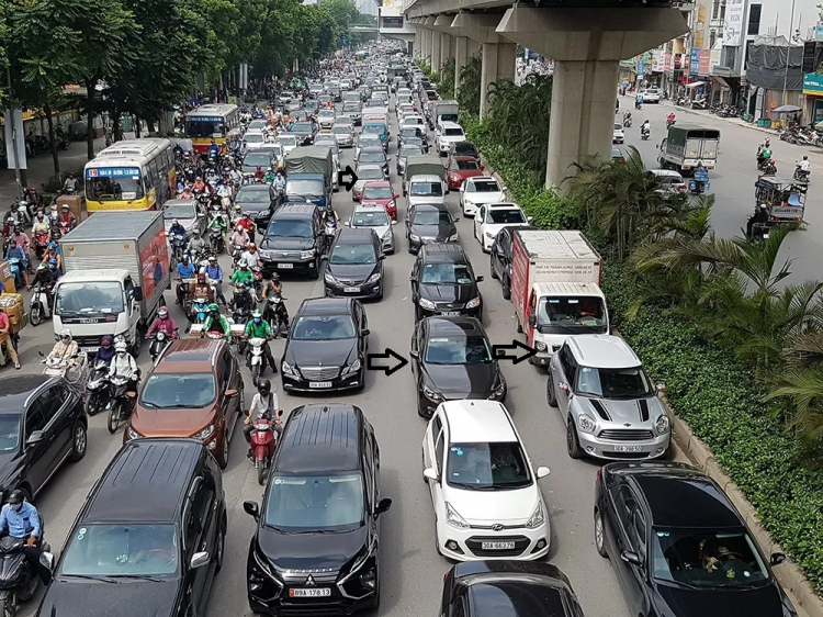 Dù là làn hỗn hợp cũng nên chừa cho xe máy một lối đi