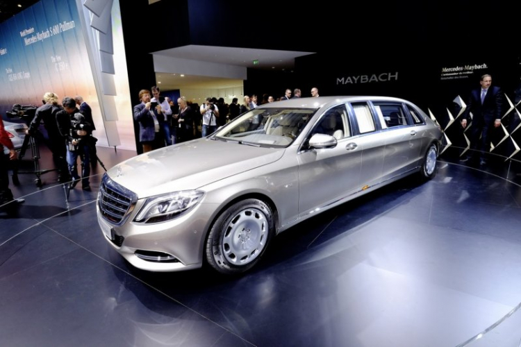 Video: Mercedes-Benz S600 Pullman "long nhong" ngoài phố