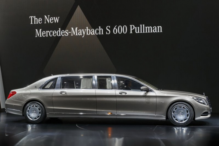 Video: Mercedes-Benz S600 Pullman "long nhong" ngoài phố