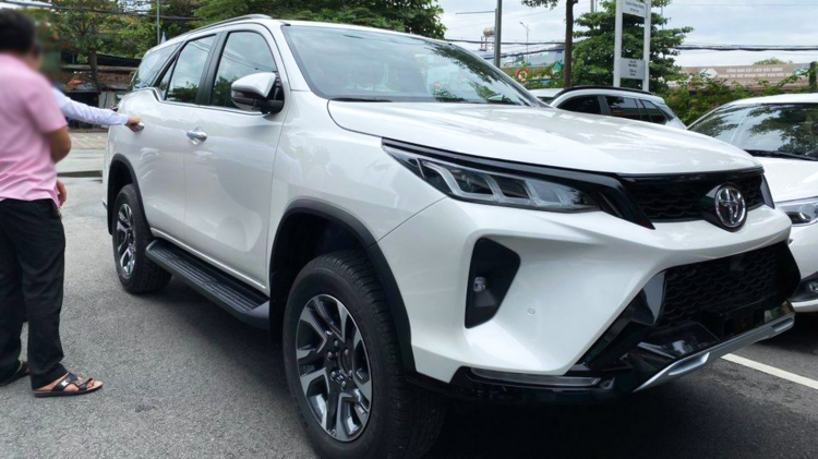 Ảnh thực tế Toyota Fortuner 2.4 Legender giá 1,195 tỷ vừa về đại lý: bản hút khách của Fortuner 2021 có gì?