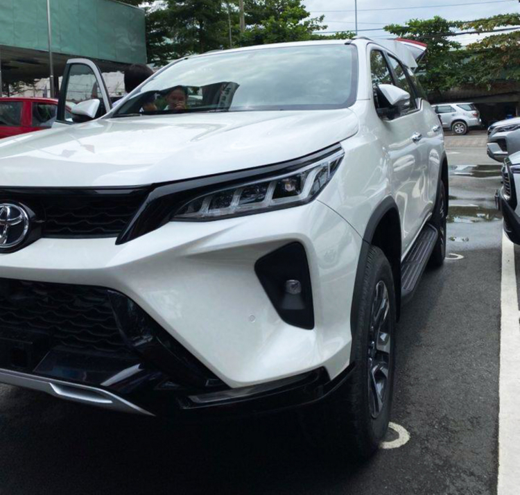 Ảnh thực tế Toyota Fortuner 2.4 Legender giá 1,195 tỷ vừa về đại lý: bản hút khách của Fortuner 2021 có gì?