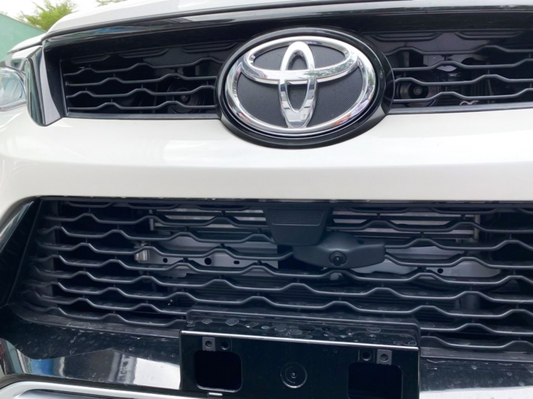 Ảnh thực tế Toyota Fortuner 2.4 Legender giá 1,195 tỷ vừa về đại lý: bản hút khách của Fortuner 2021 có gì?