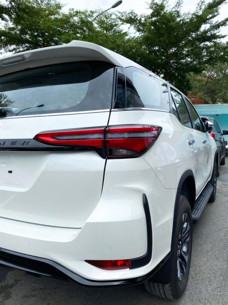 Ảnh thực tế Toyota Fortuner 2.4 Legender giá 1,195 tỷ vừa về đại lý: bản hút khách của Fortuner 2021 có gì?