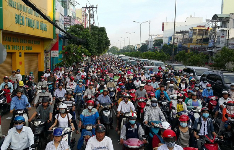 Dù là làn hỗn hợp cũng nên chừa cho xe máy một lối đi Dù là làn hỗn hợp cũng nên chừa cho xe máy một lối đi