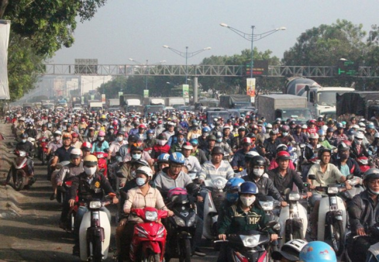 Dù là làn hỗn hợp cũng nên chừa cho xe máy một lối đi Dù là làn hỗn hợp cũng nên chừa cho xe máy một lối đi