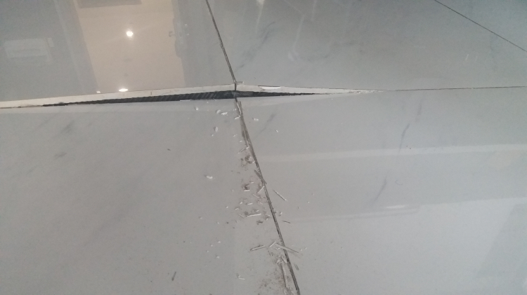 Sàn nhà tầng trệt bị bung gạch? Sàn nhà tầng trệt bị bung gạch?