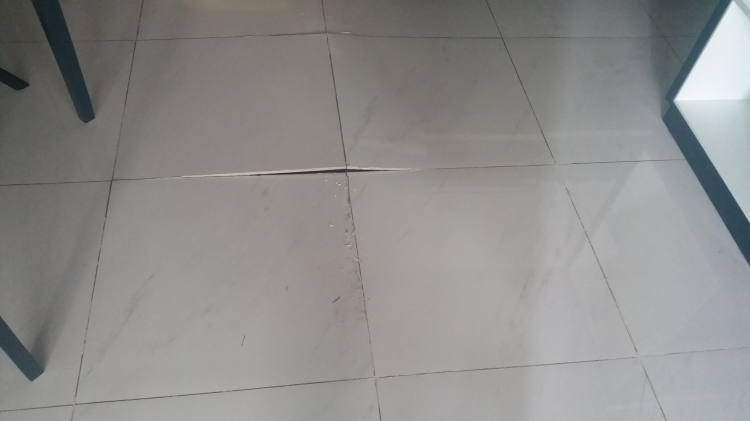 Sàn nhà tầng trệt bị bung gạch? Sàn nhà tầng trệt bị bung gạch?