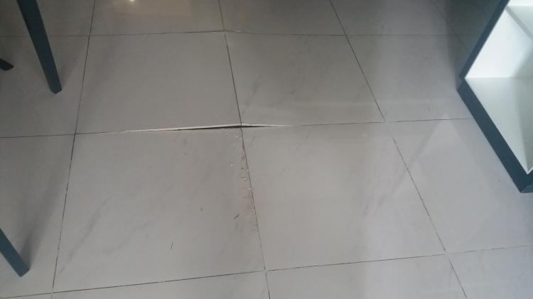 Sàn nhà tầng trệt bị bung gạch? Sàn nhà tầng trệt bị bung gạch?