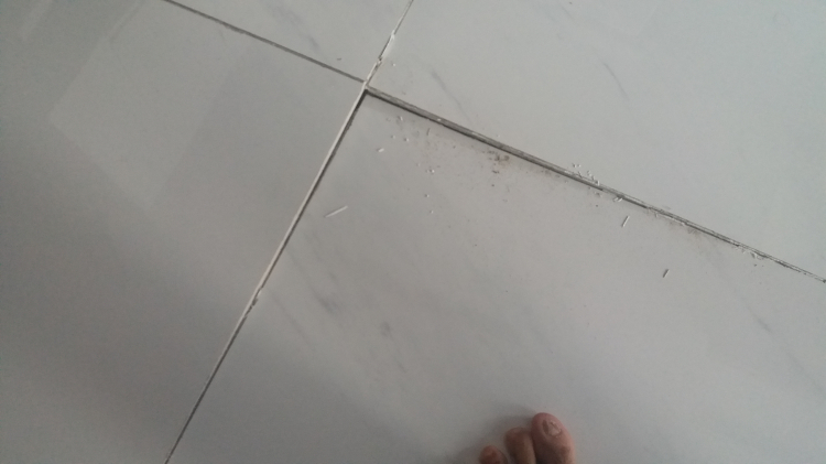 Sàn nhà tầng trệt bị bung gạch? Sàn nhà tầng trệt bị bung gạch?