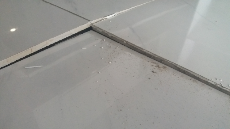 Sàn nhà tầng trệt bị bung gạch? Sàn nhà tầng trệt bị bung gạch?