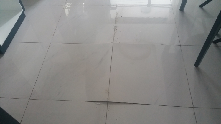 Sàn nhà tầng trệt bị bung gạch? Sàn nhà tầng trệt bị bung gạch?