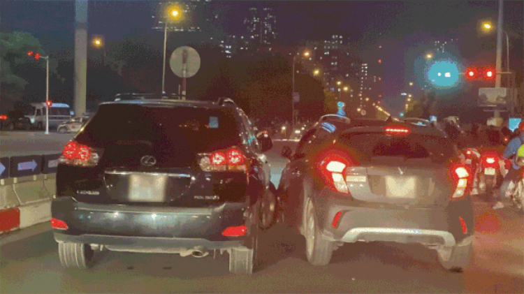 VinFast Fadil rượt đuổi xe Lexus gay cấn trên phố Hà Nội