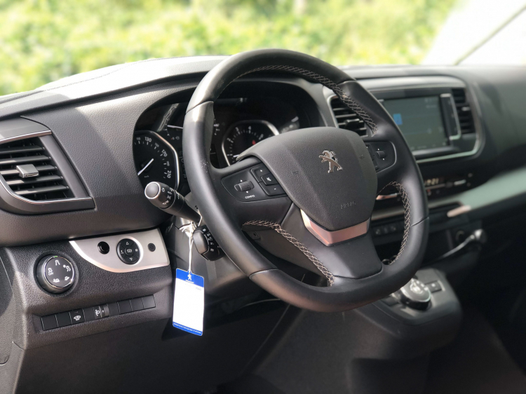 Hàng hiếm Peugeot Traveller phiên bản Premium chạy lướt rao bán giá hơn 1,9 tỷ đồng