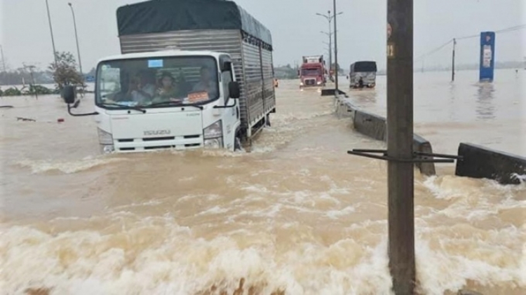 Các doanh nghiệp dự án BOT và VEC có trách nhiệm hỗ trợ vận tải cứu trợ lũ lụt