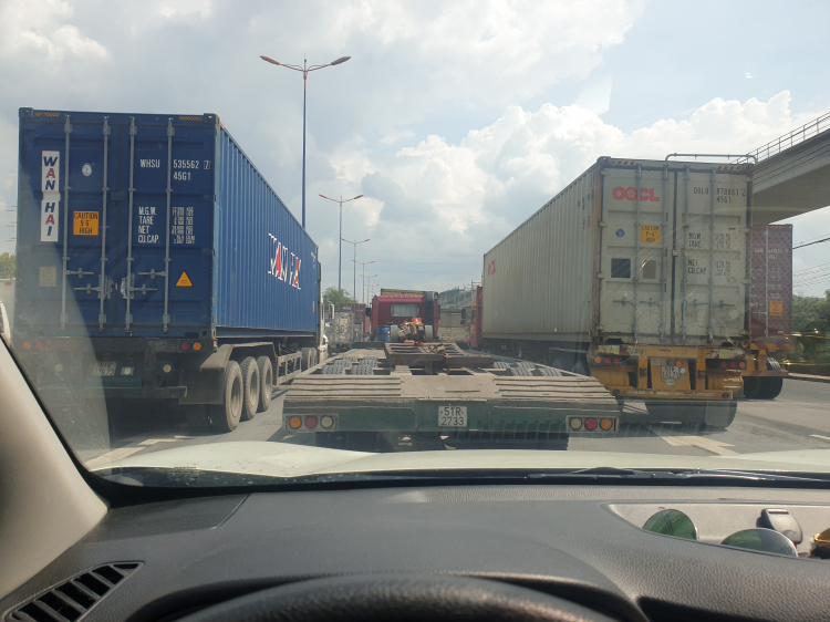 Tại sao cứ chen vào làn khẩn cấp trên cao tốc khi xe đông, kẹt xe? Có phải chưa bị phạt mạnh tay nên chưa sợ? Tại sao cứ chen vào làn khẩn cấp trên cao tốc khi xe đông, kẹt xe? Có phải chưa bị phạt mạnh tay nên chưa sợ?