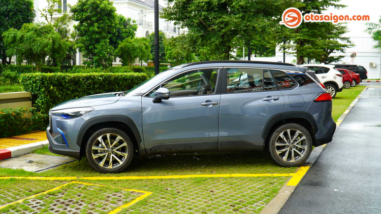 Khách hàng nữ chia sẻ quyết định chọn mua Toyota Corolla Cross 1.8 Hybrid: “Trang bị an toàn và công nghệ Hybrid đã thuyết phục tôi”