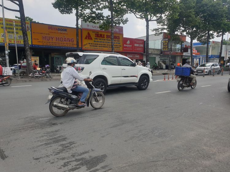 Miệng cống hạ gục nhiều ô tô - có 1 nơi như thế