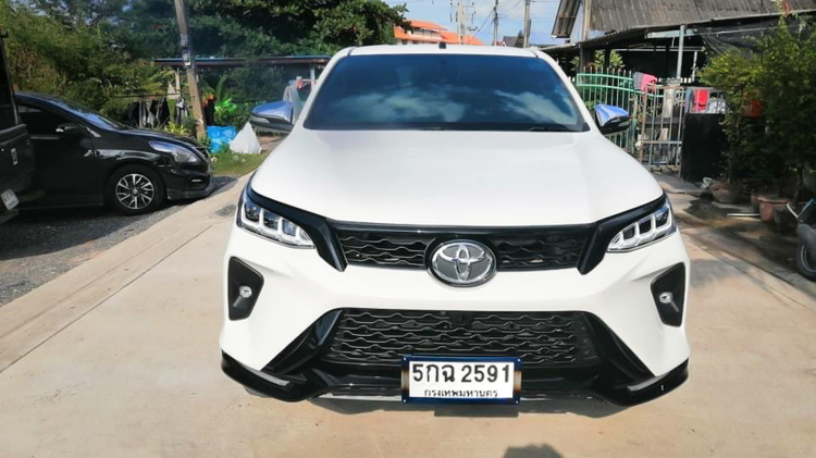 Dân Thái “chơi lớn” độ đầu Fortuner Legender cho Hilux