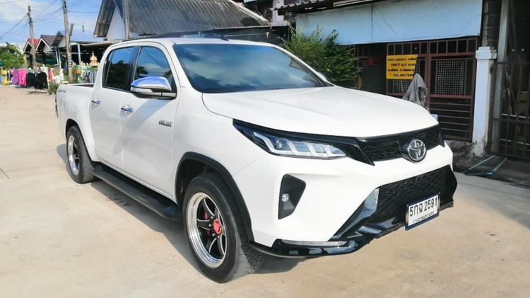 Dân Thái “chơi lớn” độ đầu Fortuner Legender cho Hilux