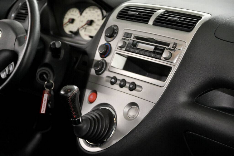 Tại sao chiếc Civic 2003 này đắt hơn cả một chiếc Civic 2021 nhưng ai cũng bảo đúng giá? Tại sao chiếc Civic 2003 này đắt hơn cả một chiếc Civic 2021 nhưng ai cũng bảo đúng giá?