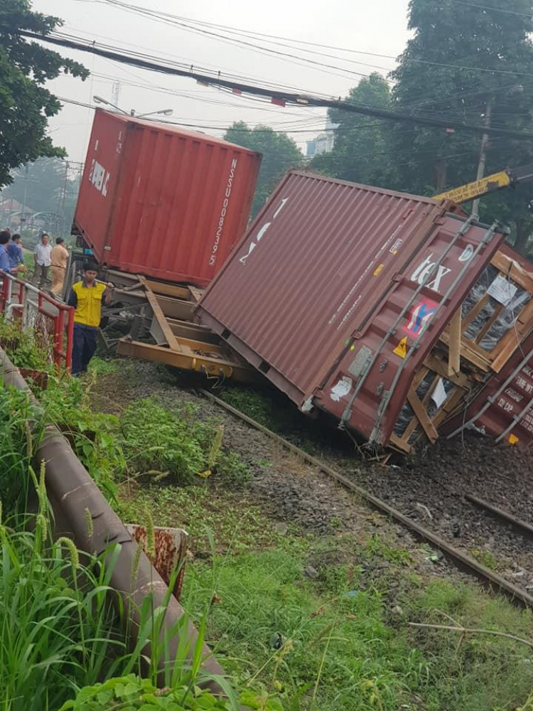 Băng qua đường ray, container bị tàu hỏa đâm trúng, tài xế bị thương nặng