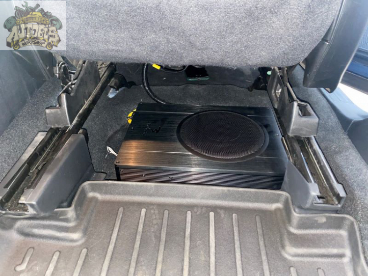 Gắn sub gầm ghế cho Subaru Forester