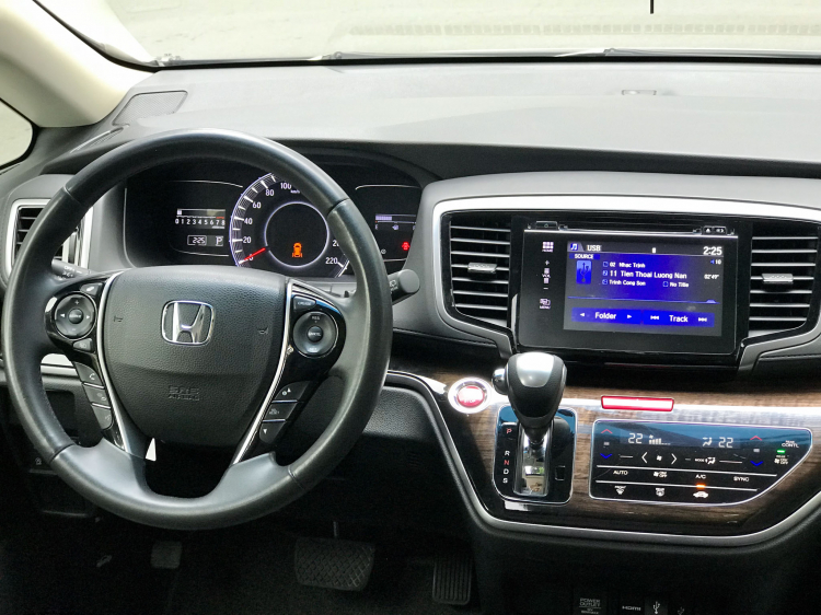 Sử dụng gần 5 năm, Honda Odyssey vẫn “có giá” hơn Kia Sedona máy dầu mới