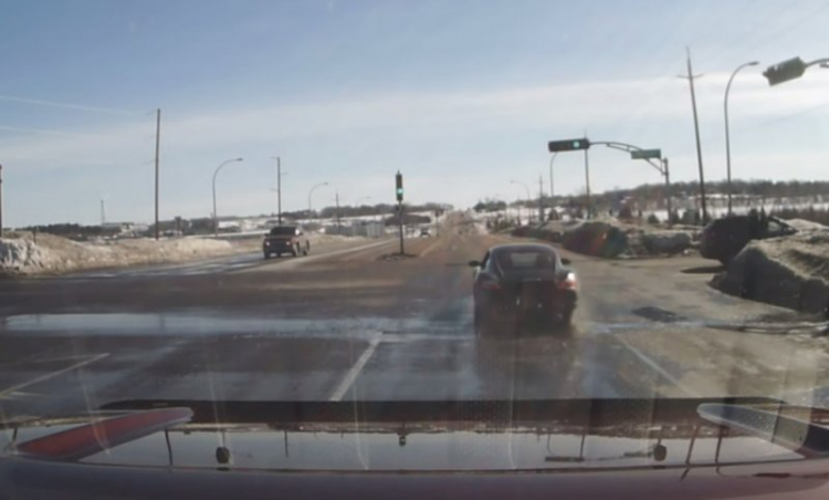 Video: gã điên lái Porsche "rớt" phụ tùng trên phố