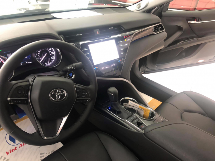 Cận cảnh Toyota Camry XLE 2020 nhập Mỹ hàng hiếm tại Việt Nam giá hơn 2,5 tỷ đồng: ai sẽ dám mua?